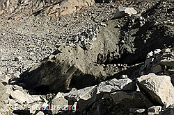 Foto: Toteis im Vorfeld des Bächligletschers