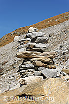 F072447: Steinmann mit Berghang im Hintergrund