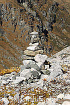 F072448: Steinmännchen und Herbstfarben