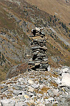 F072451: Schlanker Steinmann auf Moräne