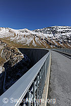 F072722: Am Geländer der Staumauer des Lac de Moiry