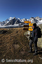 F072864: Berggängerin bei Wegweiser