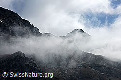 F073039: Nebelstimmung über den Graten einer Berglandschaft