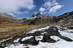 F073104: Schneereste entlang eines Bergbachs
