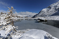 F073205: Gefrorener Mässersee in Winterlandschaft