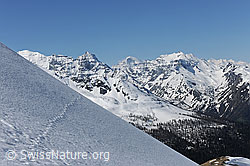 F075530: Schneebedeckte Flanke mit Ausblick auf die Berglandschaft