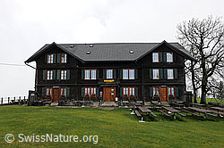 F075657: Berghotel Napf mit grosser Wiese und Terrasse