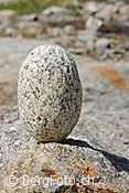 F076265: Steinmann als ovaler Stein auf Fels