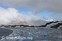 Foto: Mit Eisschollen bedeckter Gletschersee