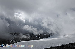 F078210: Dramatische Wolkenstimmung über dem Gletscher