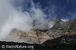 F078213: Wolkenfetzen und Felswand