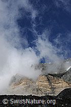 F078214: Felswand und Wolkenfetzen