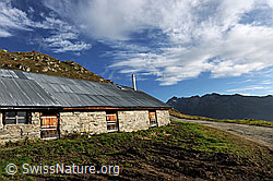 F079365: Wolkenhimmel über Alphütte