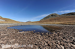 F080302: Bergsee bei Trockenheit im Herbst.