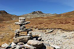 F080326: Kunstvoll aufgeschichteter Steinmann