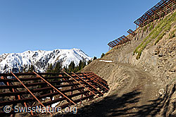 F083732: Bergstrasse entlang von Lawinenschutzbauten