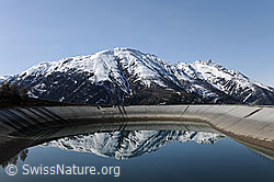 F083919: Spiegelung der Berglandschaft in einem Ausgleichsbecken