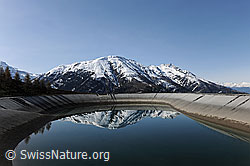 F083920: Spiegelung der Berge im Ausgleichsbecken