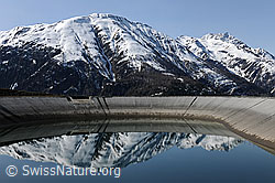 F083926: Verschneite Berge mit Spiegelung in Ausgleichsbecken