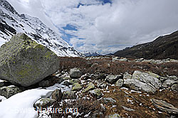 F084602: Felsblock in Naturlandschaft mit Wolkenstimmung