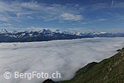 F086155: Nebelmeer über dem Brienzersee und Alpenpanorama der Berner Alpen