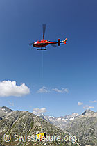 F088760: Helikopter im Einsatz für die Sanierung eines Bergwegs