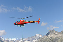 F088766: Helikopter im Einsatz für die Sanierung eines Bergwegs