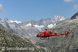 F088770: Helikopter im Einsatz im Gebirge