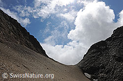 F089059: Übergang (Sattel) in karger Berglandschaft