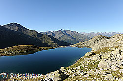 F089338: Blauer See in Berglandschaft