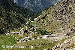 F089902: Täschalp mit Schutzwall gegen Naturgefahren (Lawinen und Murgang)