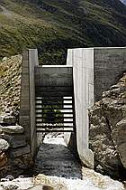 F089911: Durchlass für Bergbach in Schutzwall