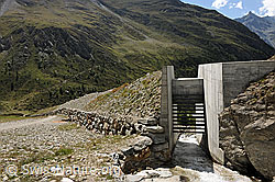 F089912: Schutzwall mit Durchlass für Bergbach