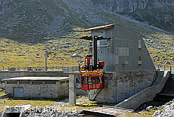 F090005: Werkbahn und Staumauer eines Wasserkraftwerks