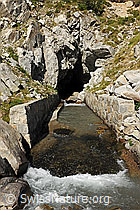 F090009: Ausgang eines Wasserstollens