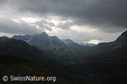 F090230: Sonnenstrahlen brechen durch die dunkle Wolkendecke