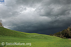 F096012: Gewitterstimmung mit drohenden Wolken am Himmel