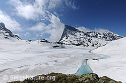F097430: Naturlandschaft mit gefrorenem Bergsee