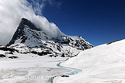 F097440: Wolkenstimmung in Berglandschaft mit zugefrorenem See