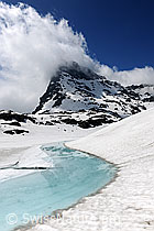 F097444: Hellblaues Wasser in tauendem Bergsee