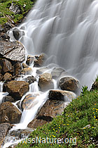 F098491: Wasserfall mit feinen Wasserstrahlen