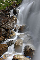 F098497: Feine Wasserstrahlen in einem Wasserfall