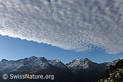 F101438: Morgenstimmung mit Wolkenband über Berglandschaft