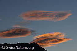 F101615: Abend: Rötliche Wolken über der Silhouette des Breithorns