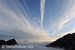 F102339: Nebelmeer und Schleierwolken über dem Diemtigtal