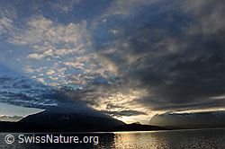 F103705: Abendstimmung mit Lichtstrahlen über der Niesenpyramide