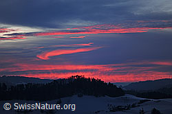 F104199: Wolkenstimmung mit Abendrot über dem Emmental