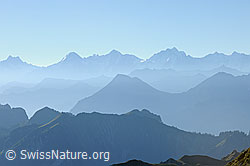 F111722: Silhouetten mehrerer Bergketten mit feinem Dunst
