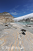 F120501: Steine auf marmoriertem Gletscherschliff