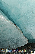 F120576: Schmale Spalte im Gletschereis